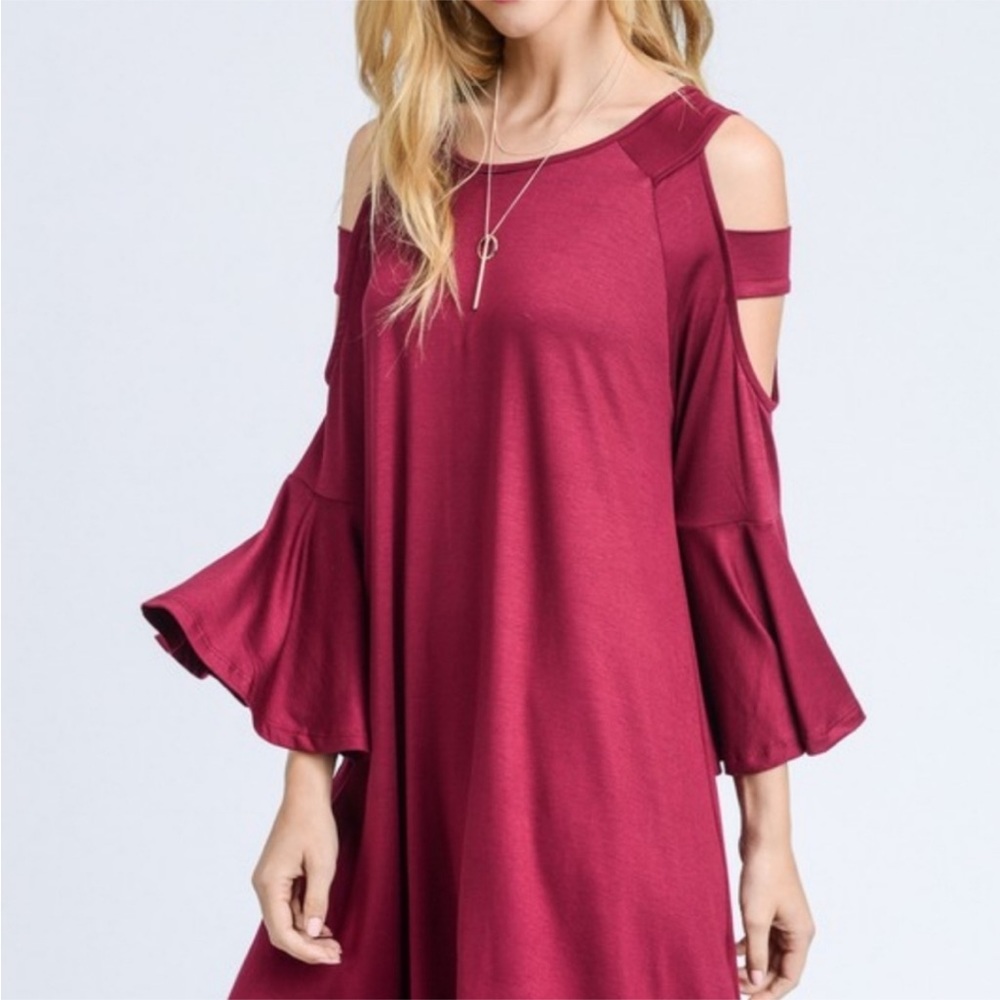 Shoulder Dress Red Mini
Bohemian Bell Sleeve
Feminine